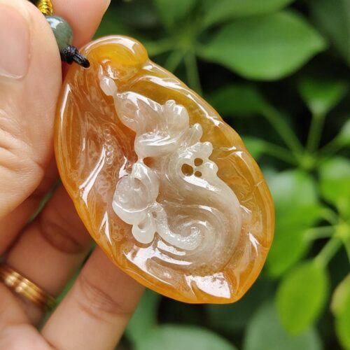 una mano sosteniendo un collar