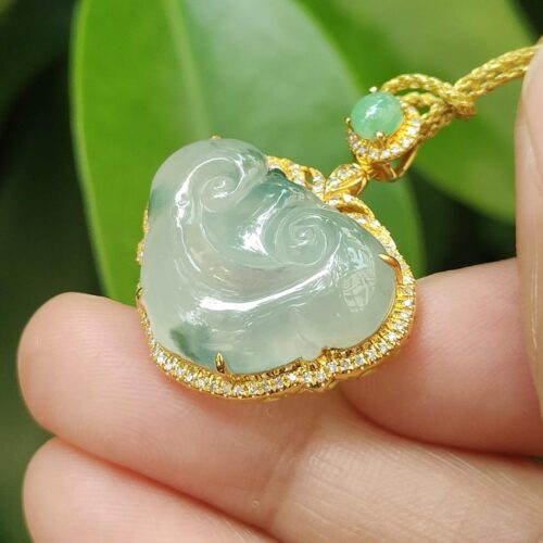 une main tenant un collier