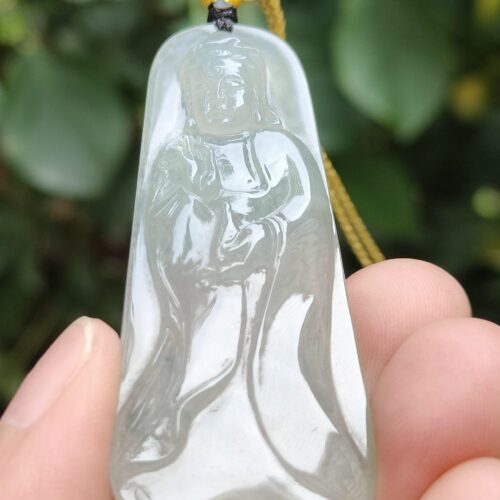 목걸이를 쥔 손