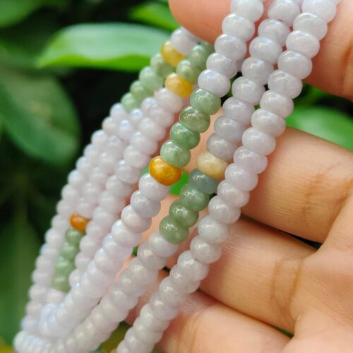 tangan memegang rantai