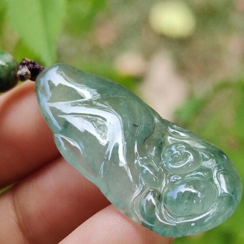 tangan memegang kalung giok