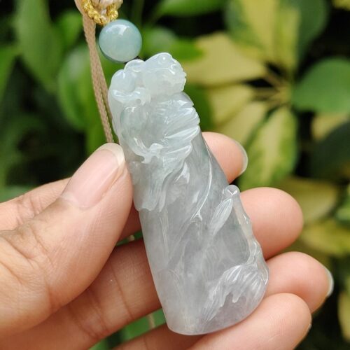 一只手握着玉坠