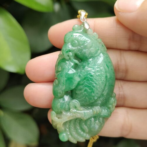 翡翠のペンダントを持つ手