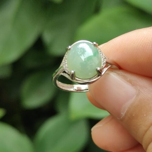 una persona sosteniendo un anillo