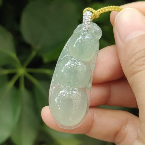 கழுத்தணியை வைத்திருக்கும் ஒரு கை