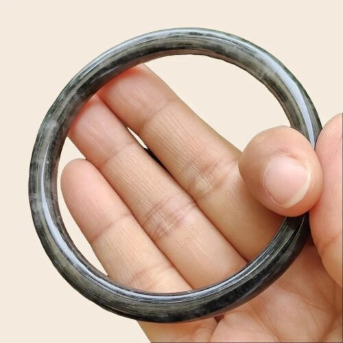 tangan memegang cincin bulat