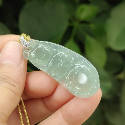 கழுத்தணியை வைத்திருக்கும் ஒரு கை