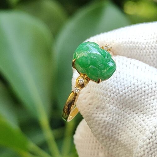 มือที่สวมถุงมือสีขาวพร้อมแหวน