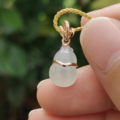 uma mão segurando um colar