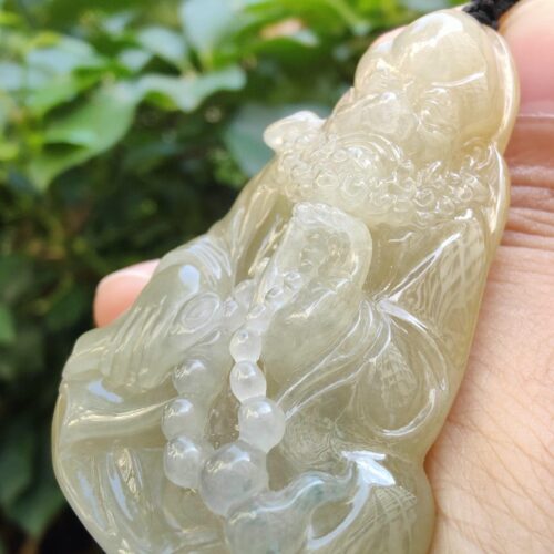 一只手握着玉坠