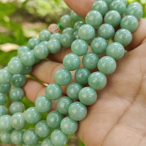 一只手拿着一条项链