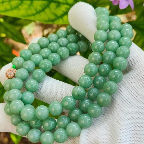 一只手拿着一条项链