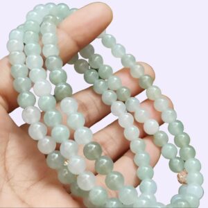 une main tenant un collier