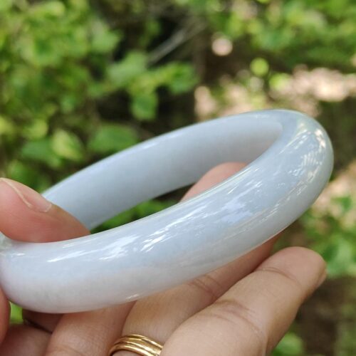 una mano sosteniendo un anillo blanco