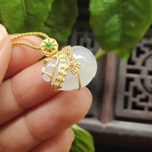 một bàn tay cầm một chiếc vòng cổ