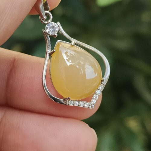 목걸이를 쥔 손