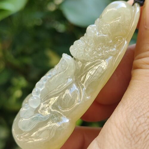 一只手握着玉坠