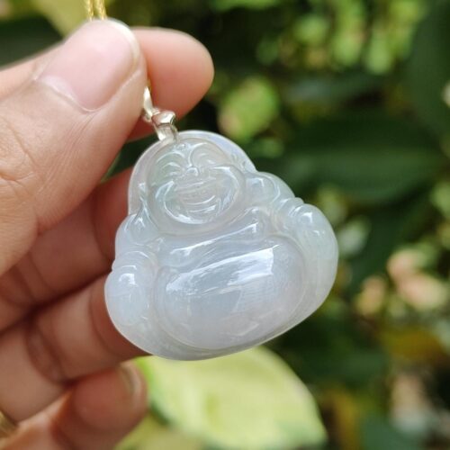 一只手握着玉坠