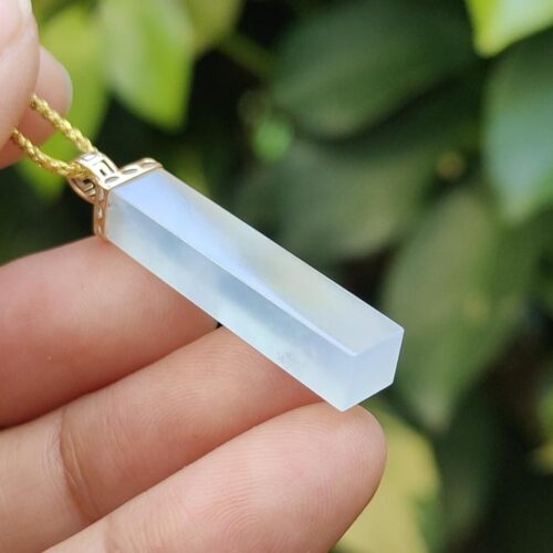 una mano sosteniendo un collar