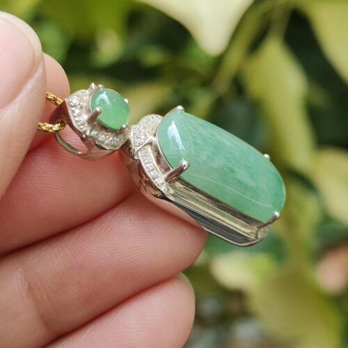 một bàn tay cầm một chiếc vòng cổ