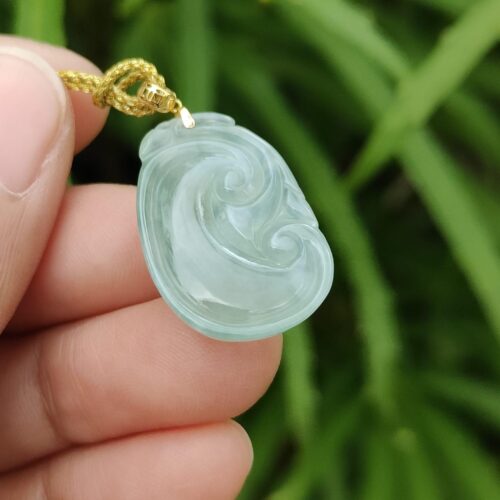 tangan memegang kalung
