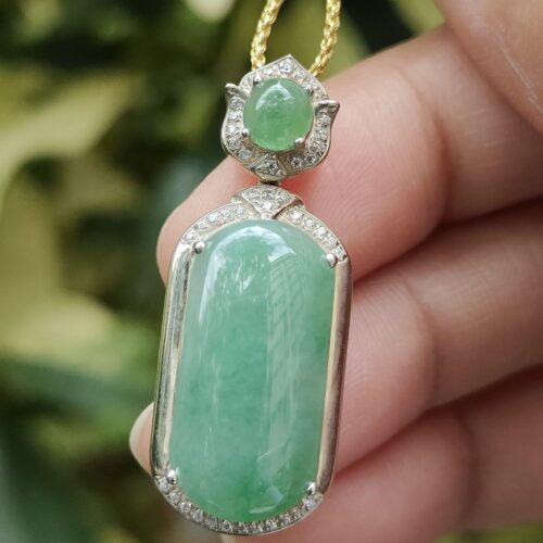 một bàn tay cầm một chiếc vòng cổ