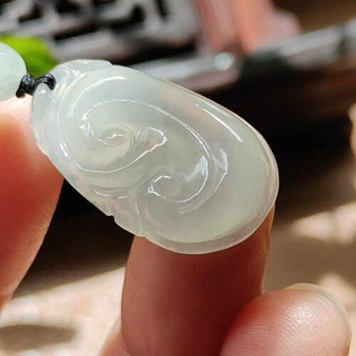 คนถือจี้หยก