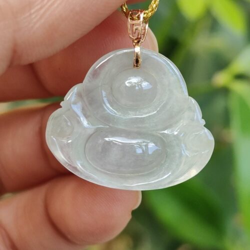 一只手握着玉坠