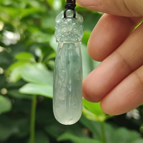 Una mano sosteniendo un colgante de jade.