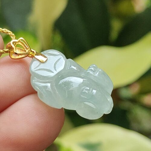 une main tenant un collier