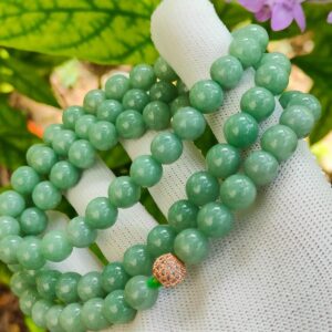 uma pulseira no dedo