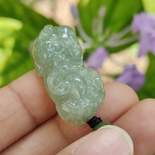 翡翠の物体を持つ手