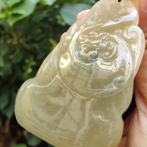 一只手握着玉坠