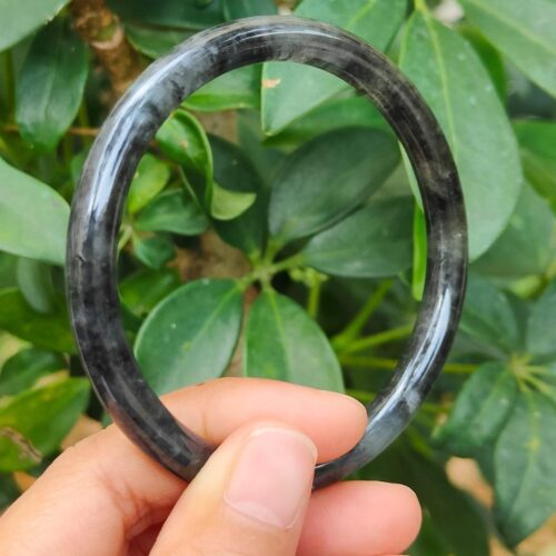 tangan memegang cincin