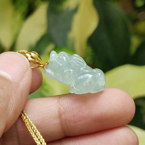 une main tenant un collier de jade