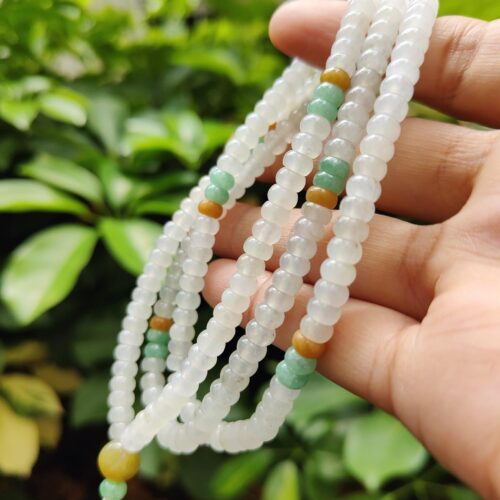 一只手拿着一条项链