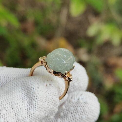 장갑을 낀 손에 반지를 쥔 손