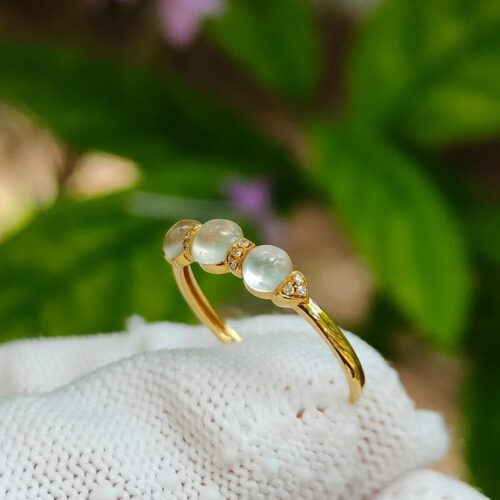 มือที่สวมถุงมือพร้อมแหวน