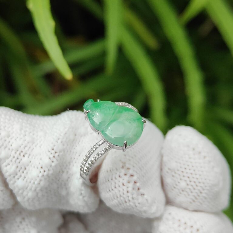 高品质凸圆形宝石- 18K 金葫芦形天然翡翠