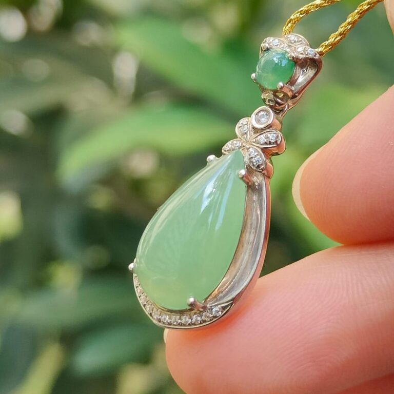 天然Aランク陽緑翡翠のひょうたん貔恘彫りペンダントアップルグリーン