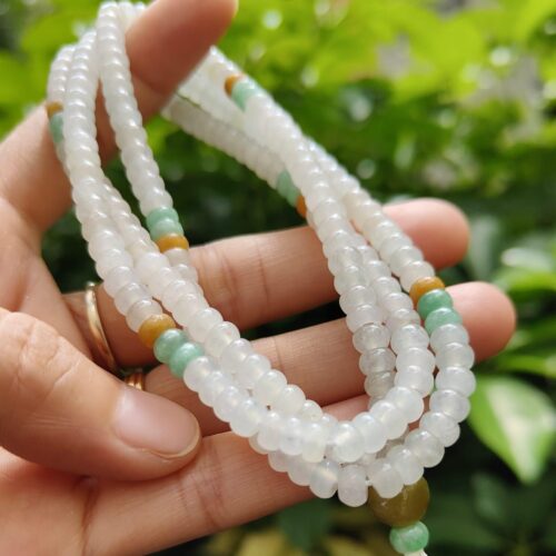 一只手拿着一条项链