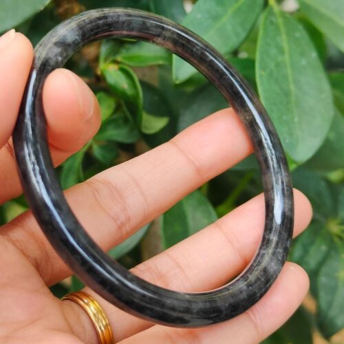 tangan memegang cincin