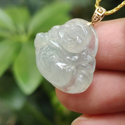 一只手握着玉坠