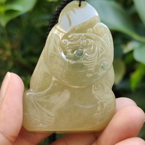 一只手握着玉坠