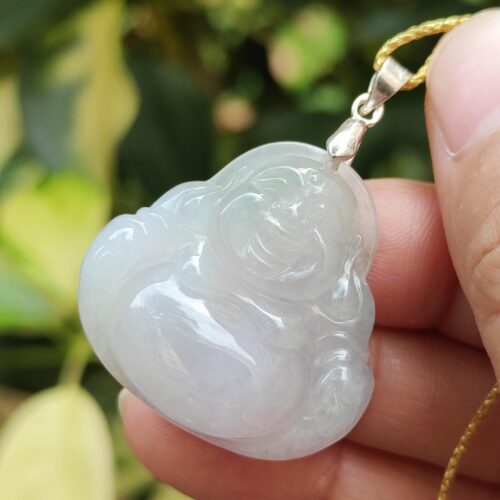 一只手握着玉坠