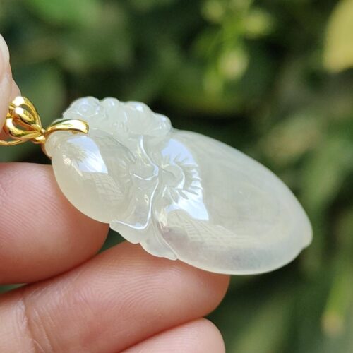 一只手握着玉坠