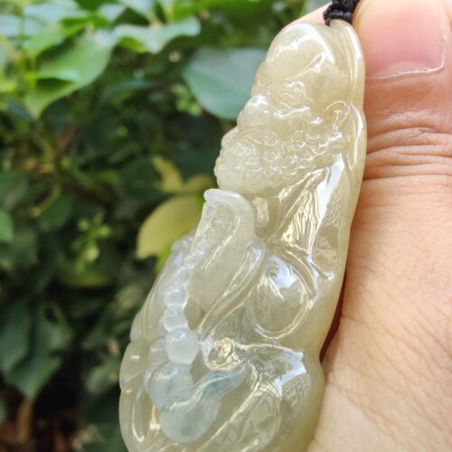 一只手握着玉坠