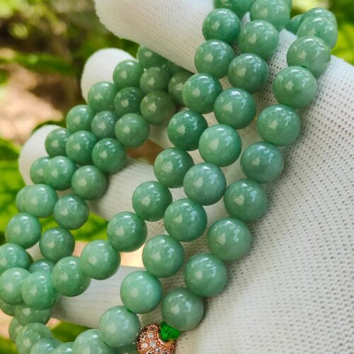 一只手拿着一条项链