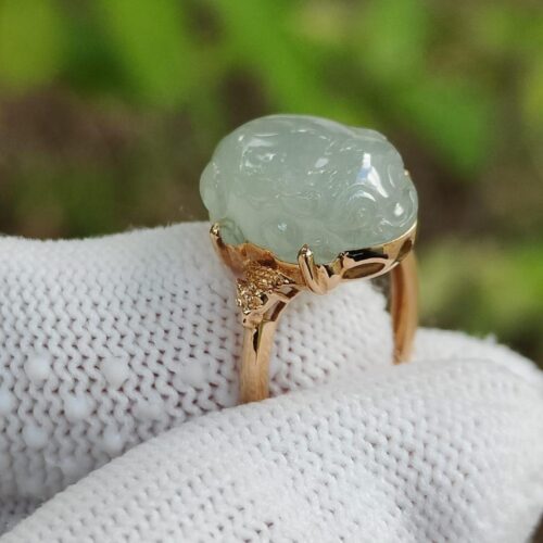 장갑을 끼고 반지를 낀 손