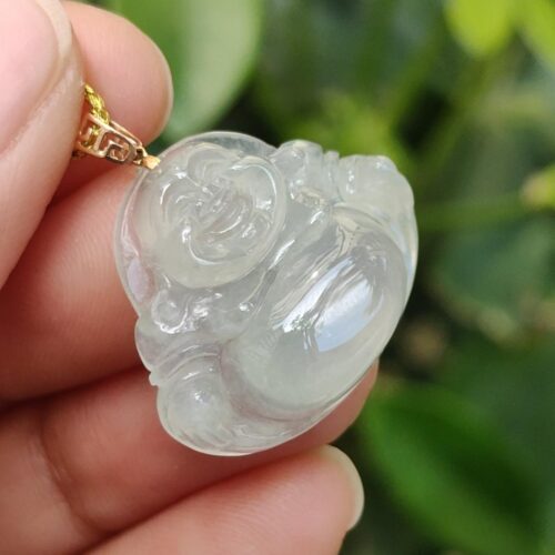 一只手拿着一条项链